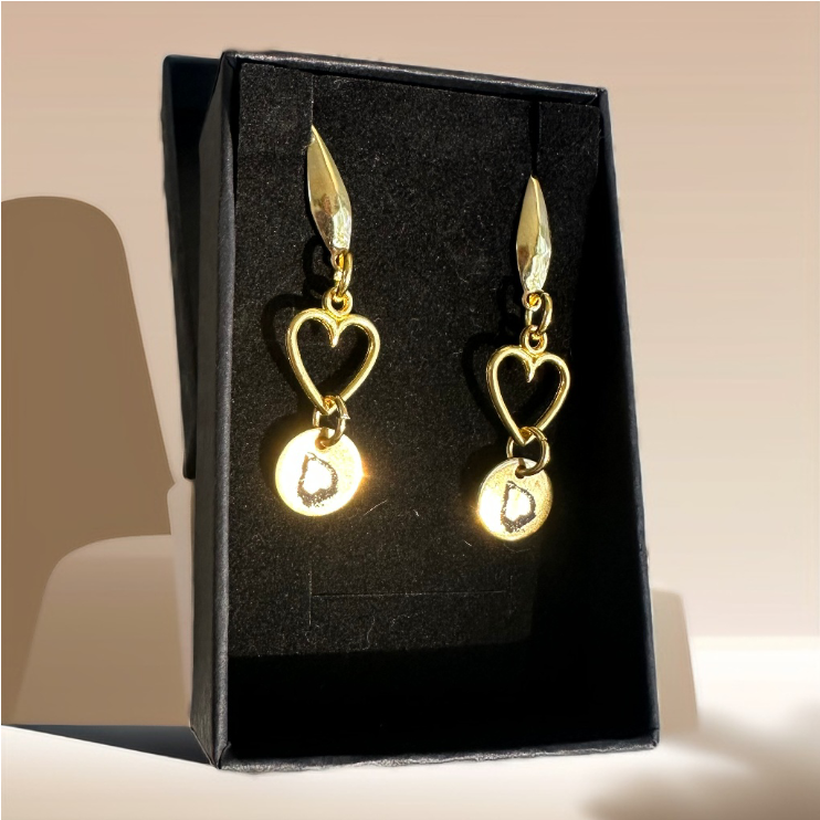 Heart kiss earrings