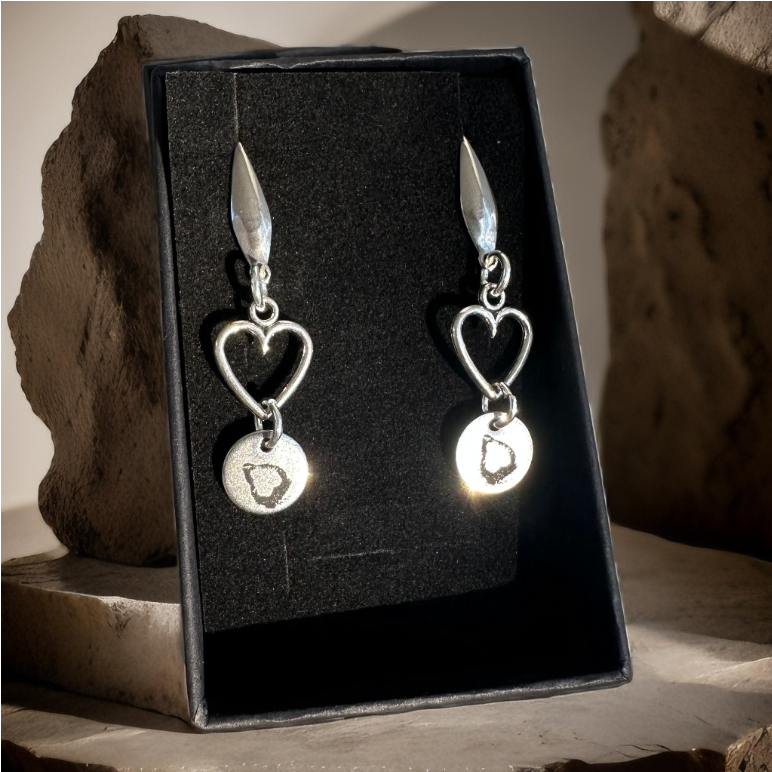 Heart kiss earrings