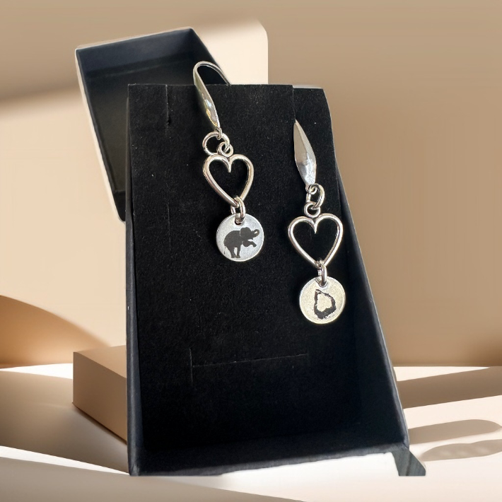 Heart kiss earrings